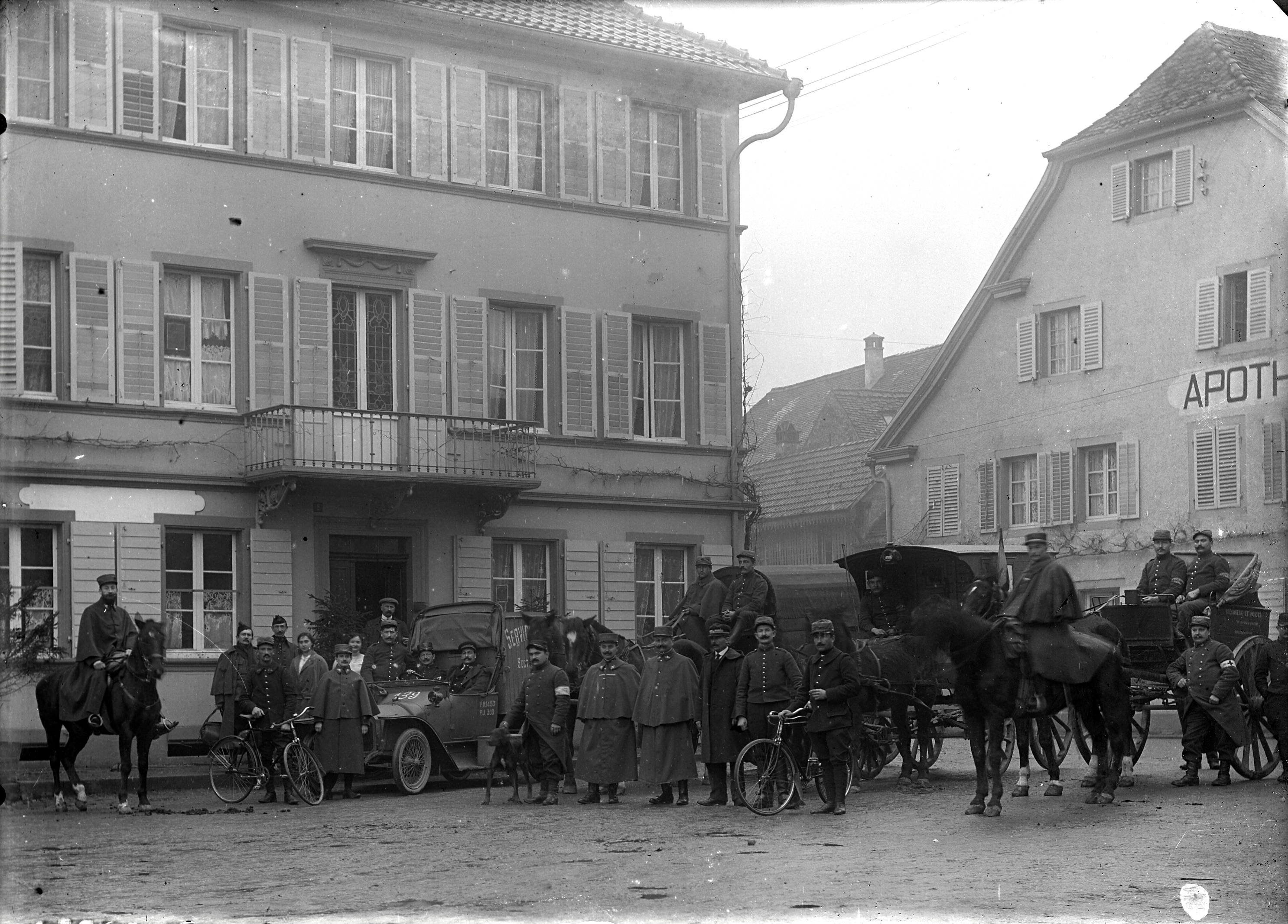 les militaires francais sur la place de la halle a l automne 1914.